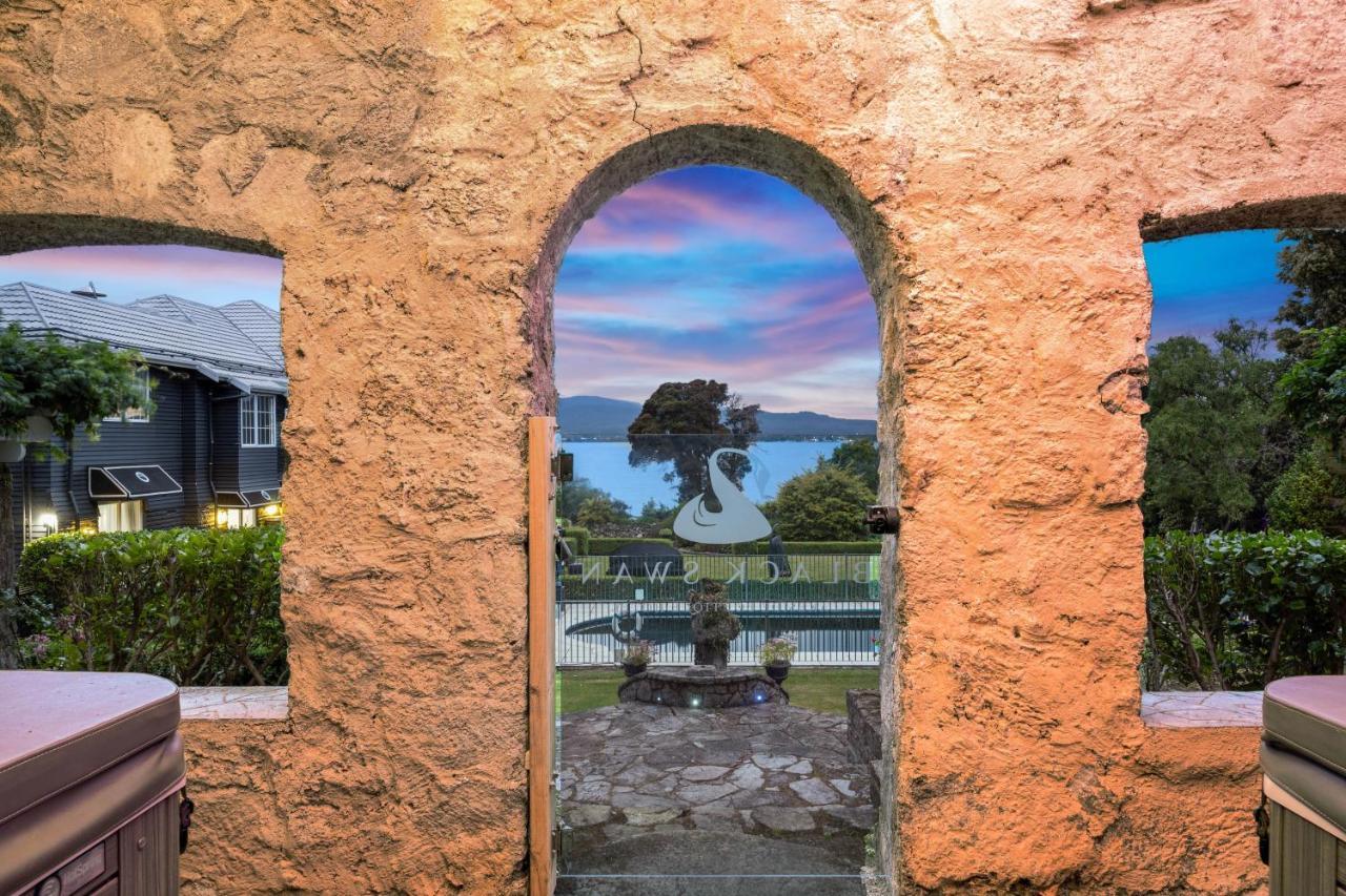 Black Swan Lakeside Hospedaje Hotel Boutique Rotorua Exterior foto