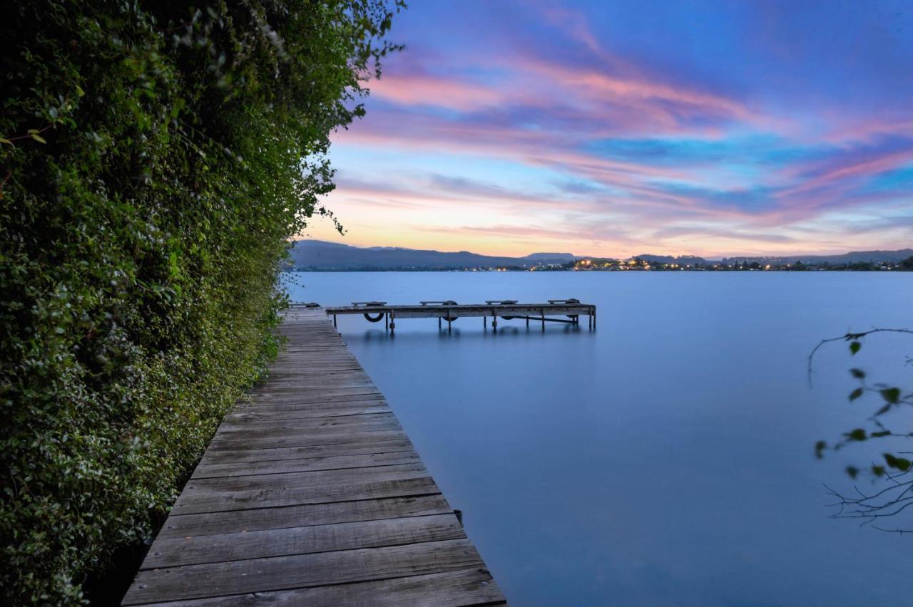 Black Swan Lakeside Hospedaje Hotel Boutique Rotorua Exterior foto