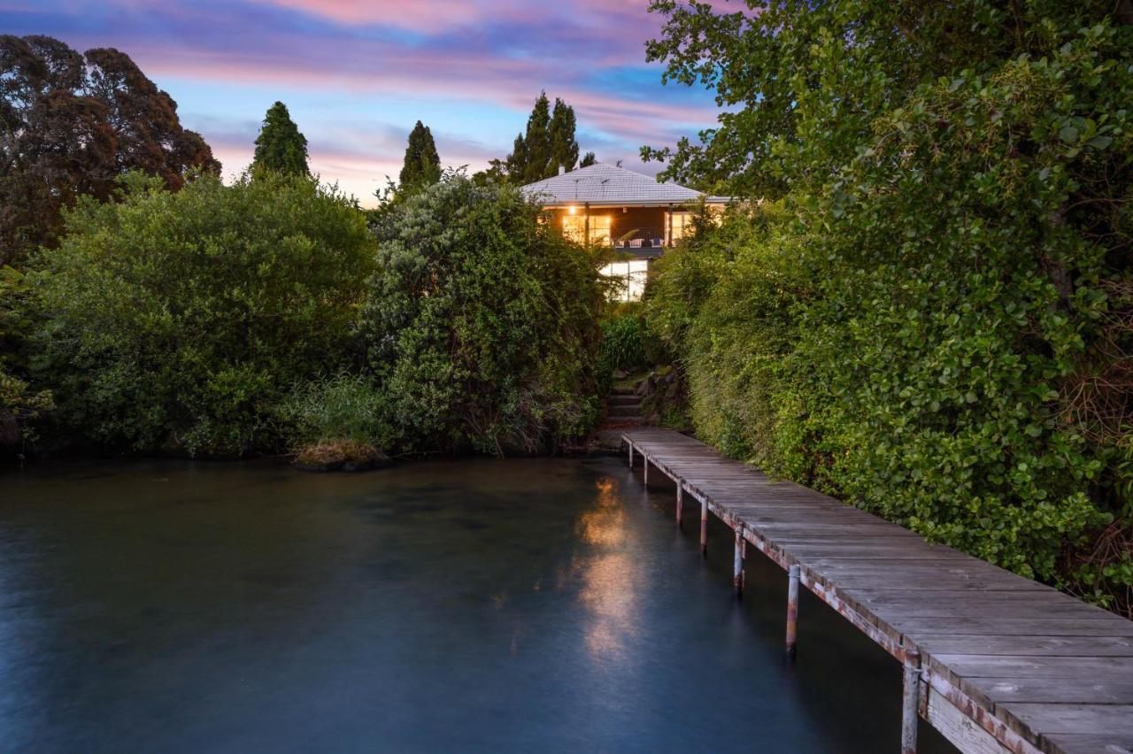 Black Swan Lakeside Hospedaje Hotel Boutique Rotorua Exterior foto