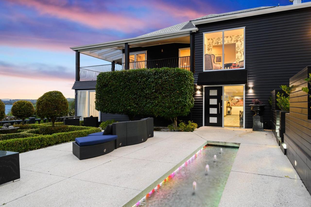 Black Swan Lakeside Hospedaje Hotel Boutique Rotorua Exterior foto