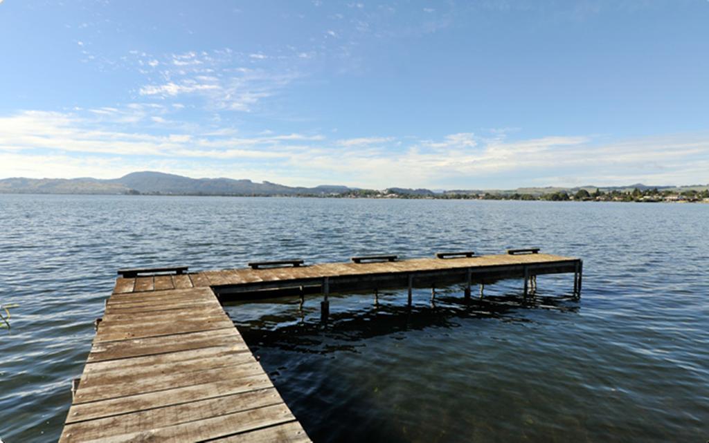 Black Swan Lakeside Hospedaje Hotel Boutique Rotorua Exterior foto