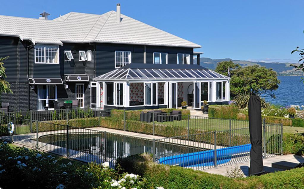 Black Swan Lakeside Hospedaje Hotel Boutique Rotorua Exterior foto
