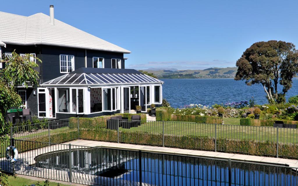 Black Swan Lakeside Hospedaje Hotel Boutique Rotorua Exterior foto